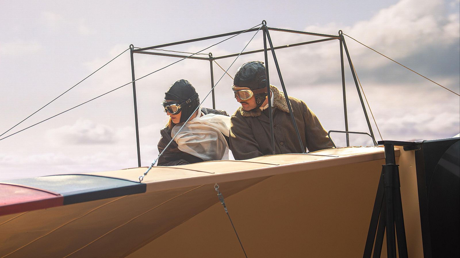 La Promesa - Making of: así se grabó el vuelo en avión de Enora y Manuel - La promesa | Ver