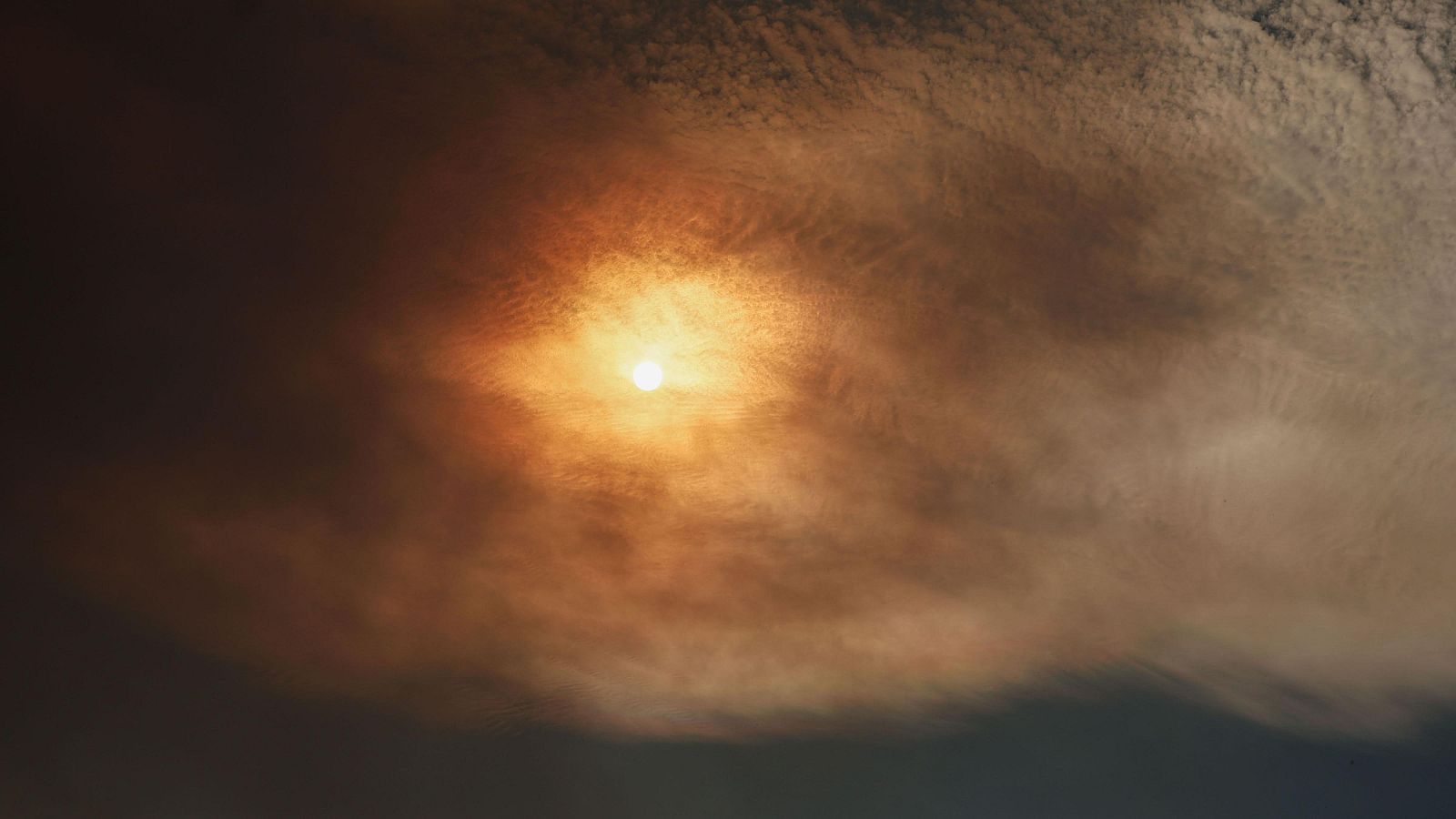 Los bomberos trabajan en extinguir un incendio en Méntrida, Toledo - La tarde en 24h | Ver