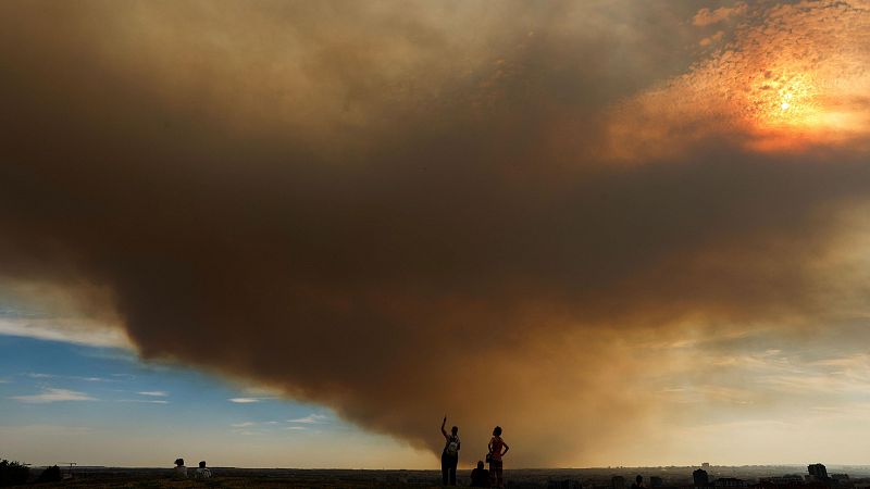 Un incendio en Méntrida, Toledo, obliga a evacuar una urbanización y tiñe de humo el cielo de Madrid