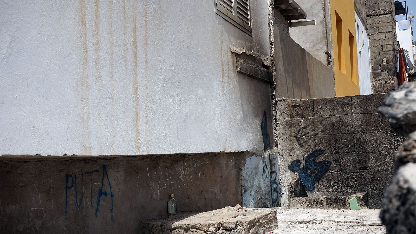 El Juzgado no ve relación de pareja entre el detenido y la joven quemada - Telediario 2 | Ver