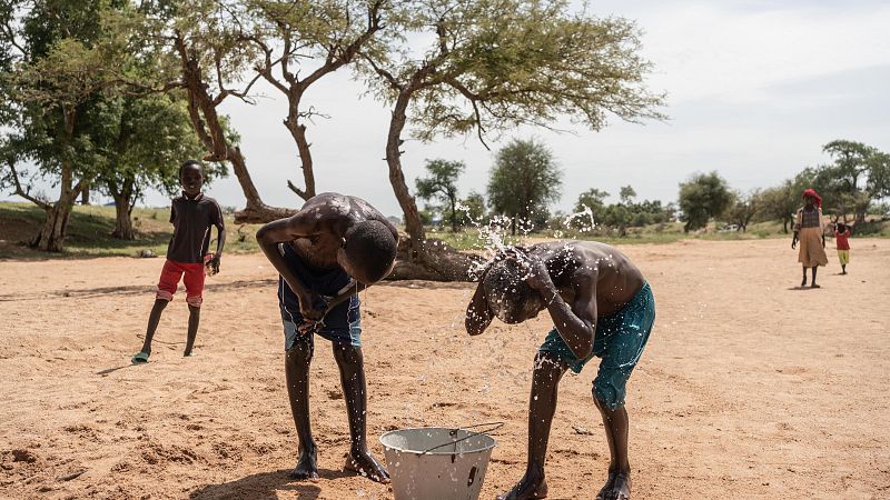 El campo de Metche, en Chad, destino de muchos niños que huyen de la guerra de Sudán - Telediario 2 | Ver