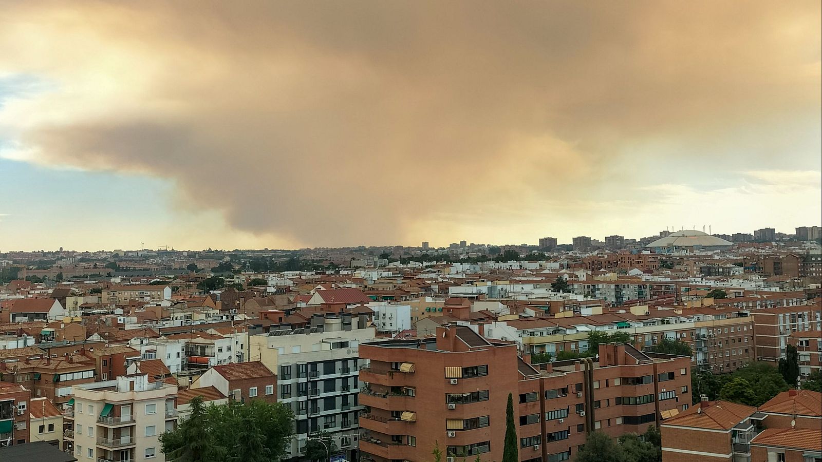 La nube tóxica del incendio de Méntrida llega a Madrid - Telediario 1 | Ver