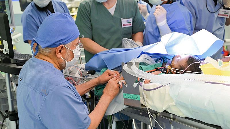 Arabia Saudí hace historia al separar a las siamesas Yara y Lara en una compleja cirugía pediátrica - Informativo 24h | Ver