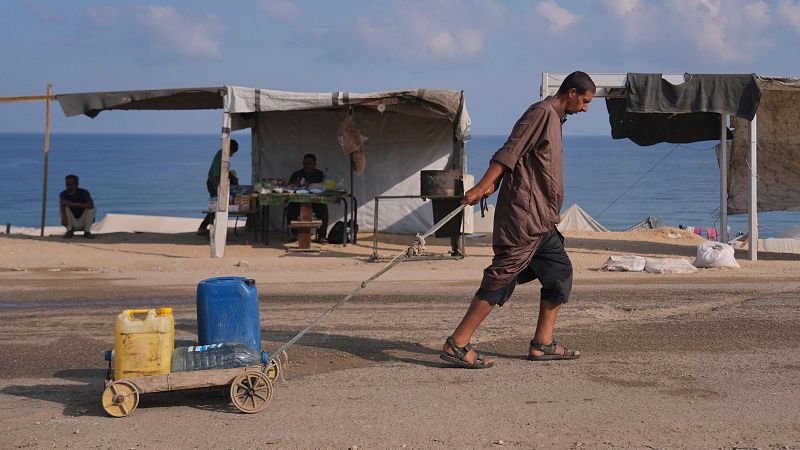Israel sigue matando gazatíes en los puntos de reparto y ordena evacuar Deir al Balah