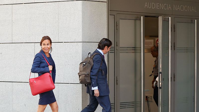 La Audiencia Nacional retira el pasaporte y prohíbe salir de España a Pardo de Vera y Herrero - Telediario 1 | Ver