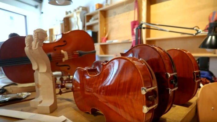 Telediario 2 - El escritor Alejandro Roemmers convierte un violín Stradivarius en el alma de su nueva novela