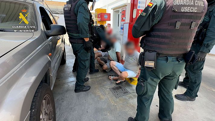 Telediario 1 - Desarticulan una red criminal que operaba con narcogasolineras flotantes en Cádiz