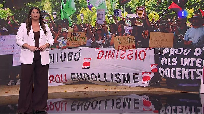 Afectats pels errors en l'adjudicació de places docents es concenren al Parlament - L'Informatiu | Veure