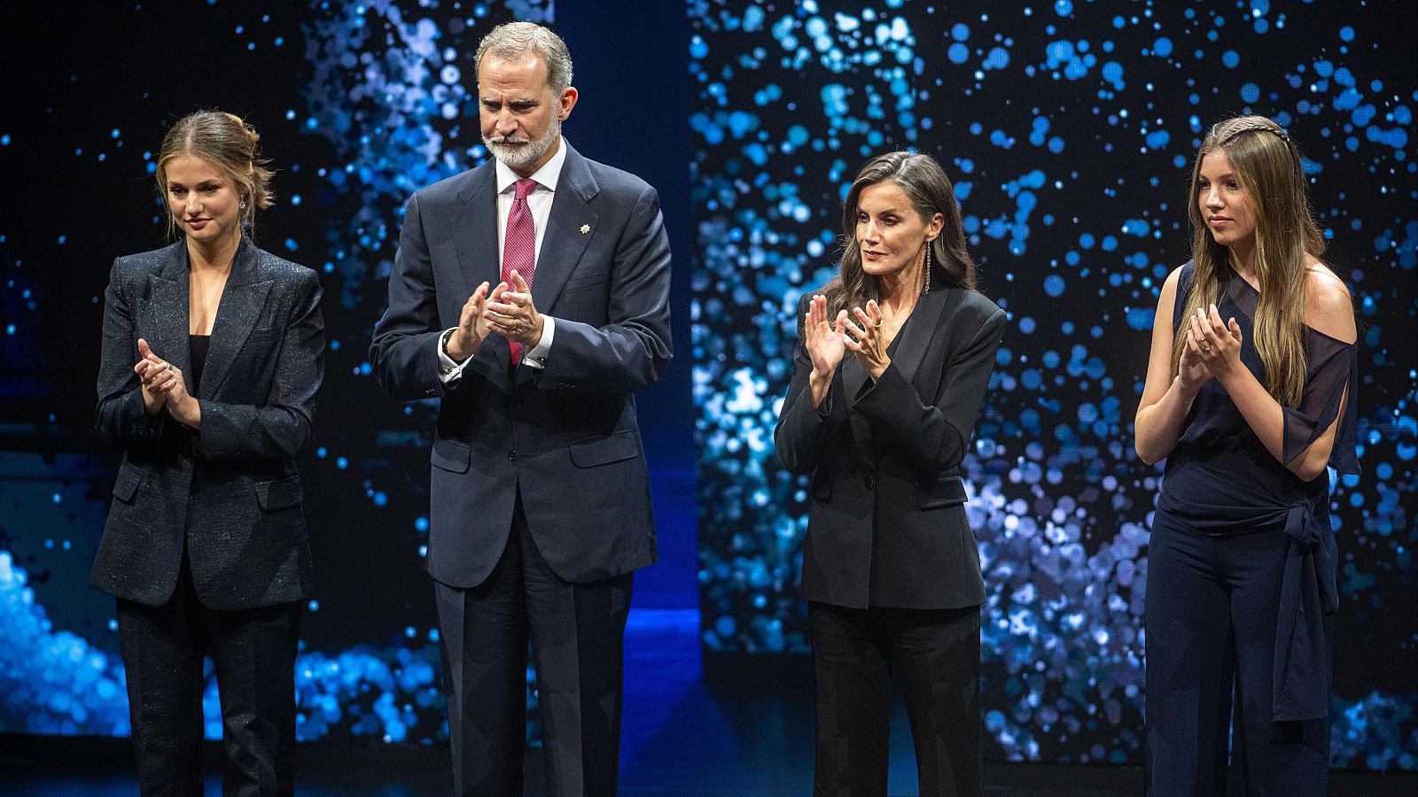 Leonor y Felipe VI elogian el talento de los jóvenes en los Princesa de Girona | Ver