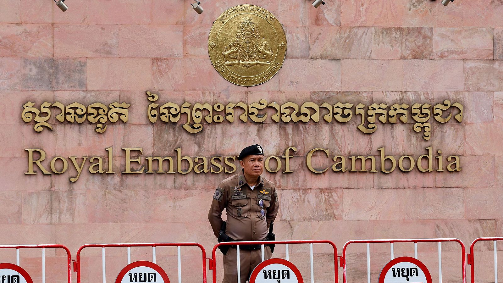 Tailandia y Camboya intercambian disparos en la frontera | Ver