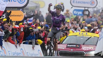Ben O'Connor triunfa en la etapa reina de los Alpes; Pogacar no da opción y el tercer peldaño del podio queda en el aire
