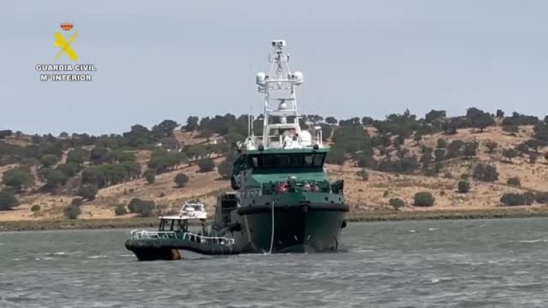 La Guardia Civil interviene dos embarcaciones  de alta velocidad cargadas con 5 toneladas de  hachís y 2.000 litros de combustible | Ver