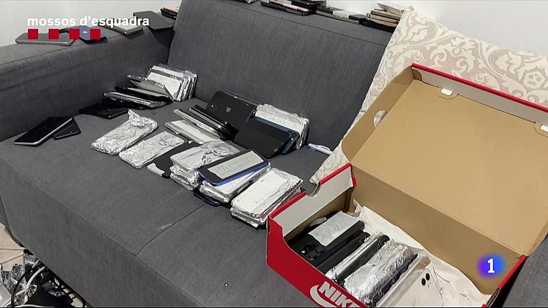 Cop policial a Catalunya contra el mercat il·legal de mòbils - L'Informatiu | Veure