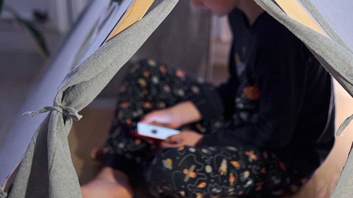 Telediario 2 - Los expertos advierten sobre los riesgos de compartir la ubicación en todo momento