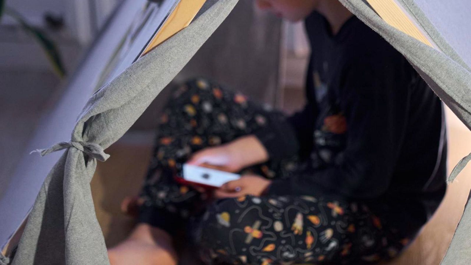 Expertos advierten sobre los riesgos de compartir la ubicación en todo momento - Telediario 2 | Ver