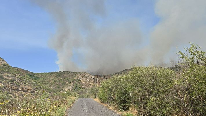 Telediario 2 - Un incendio en Tenerife obliga a desalojar a los vecinos de los municipios de El Tanque y Santiago del Teide
