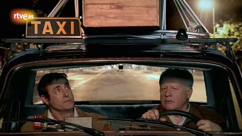 Miguel y Curro van camino del barrio de Salamanca para llenar sus calles de carteles en contra del golpe de Estado de Tejero y a favor de la democracia.