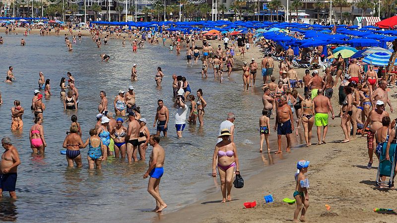 La economía española creció un 0,7% en el segundo trimestre por el tirón del consumo y la inversión - Telediario 1 | Ver