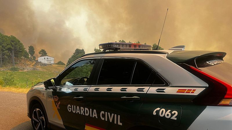 El fuego del sur de Ávila encara la noche con una leve mejoría - Telediario 2 | Ver