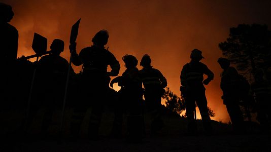 El viento complica la extinción del incendio de nivel 2 en Ávila