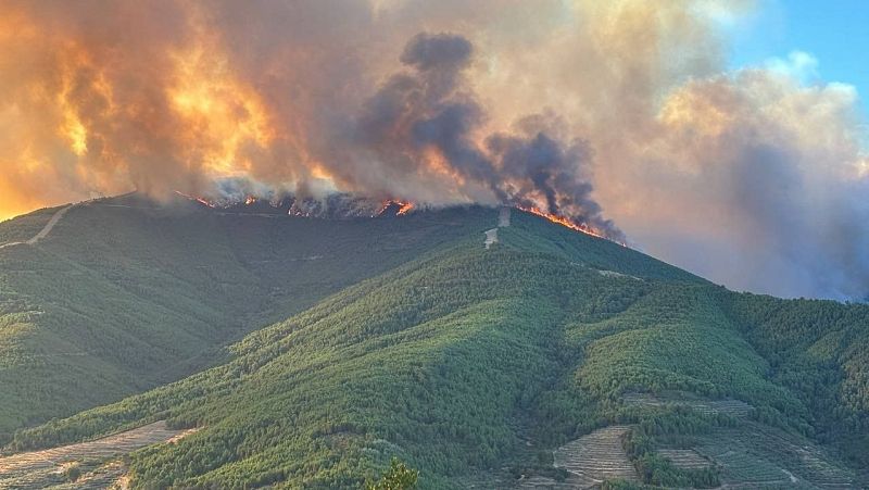Los equipos de extincin tratan de contener los incendios en Cceres y vila | Ver