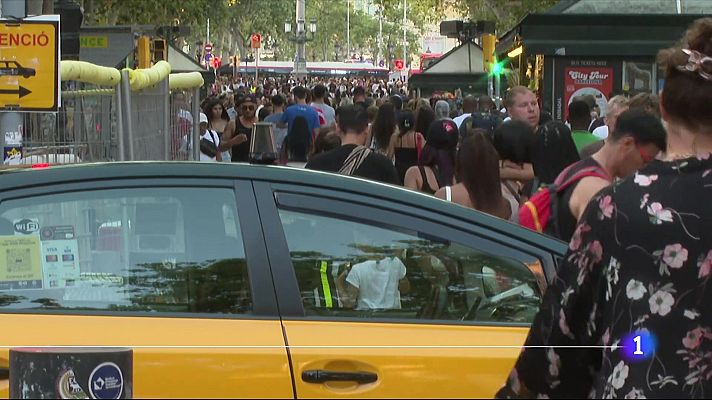 L'Informatiu - Barcelona s’omple de turistes i es buida de veïns