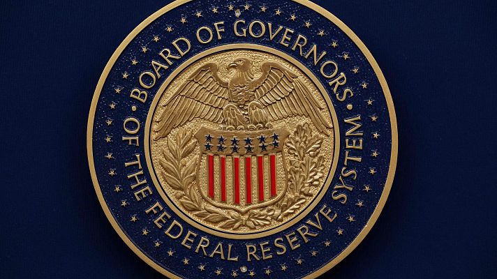 Telediario 2 - La Reserva Federal mantiene los tipos de interés entre el 4,25% y el 4,50% pese a la presión de Trump