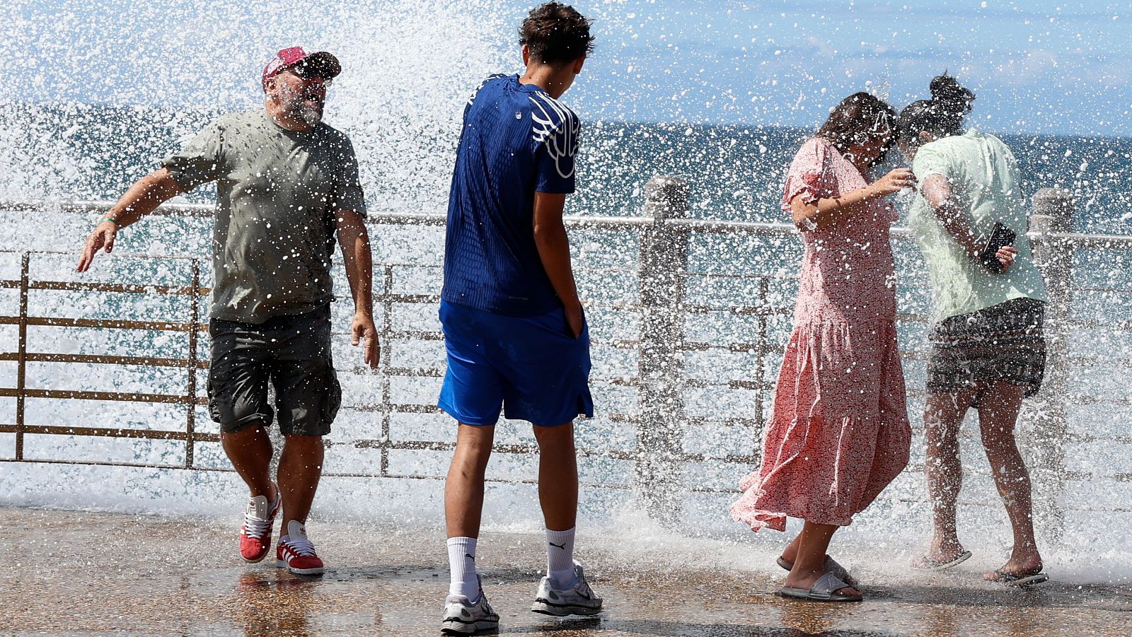 El tiempo hoy 1 de agosto en España: calor en el sur y lluvias en el centro - Telediario Matinal | Ver