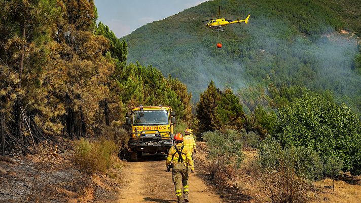  - Los incendios de El Arenal, Las Hurdes y A Cañiza mantienen en tensión a bomberos y autoridades