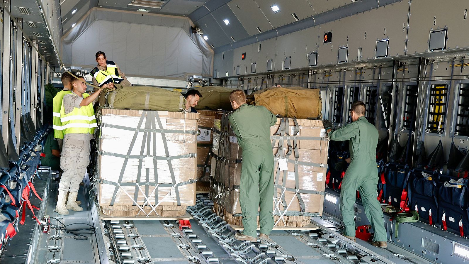 España lanza 12 toneladas de alimentos sobre la Franja de Gaza - Informativo 24h | Ver