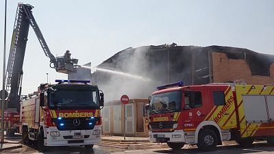 Dan por controlado el incendio industrial en una empresa de Vinar�s | Ver