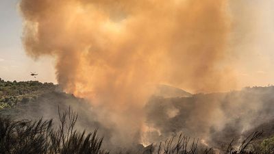 El incendio en el municipio ourensano de Vilardevós sigue activo