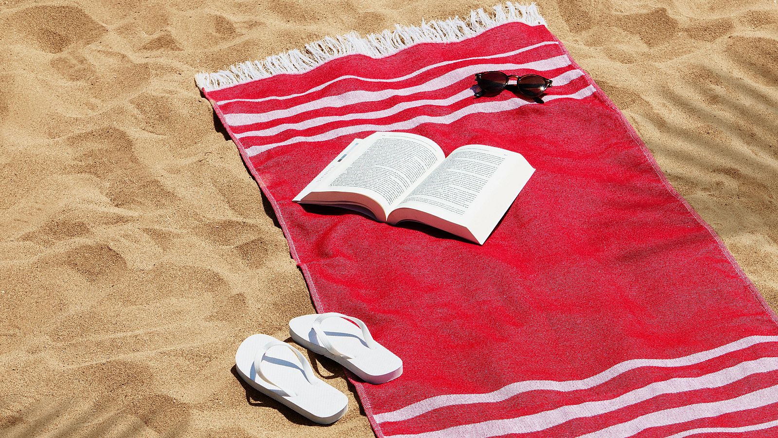 El libro de bolsillo, uno de los formatos favoritos para el verano - Telediario Fin de Semana | Ver