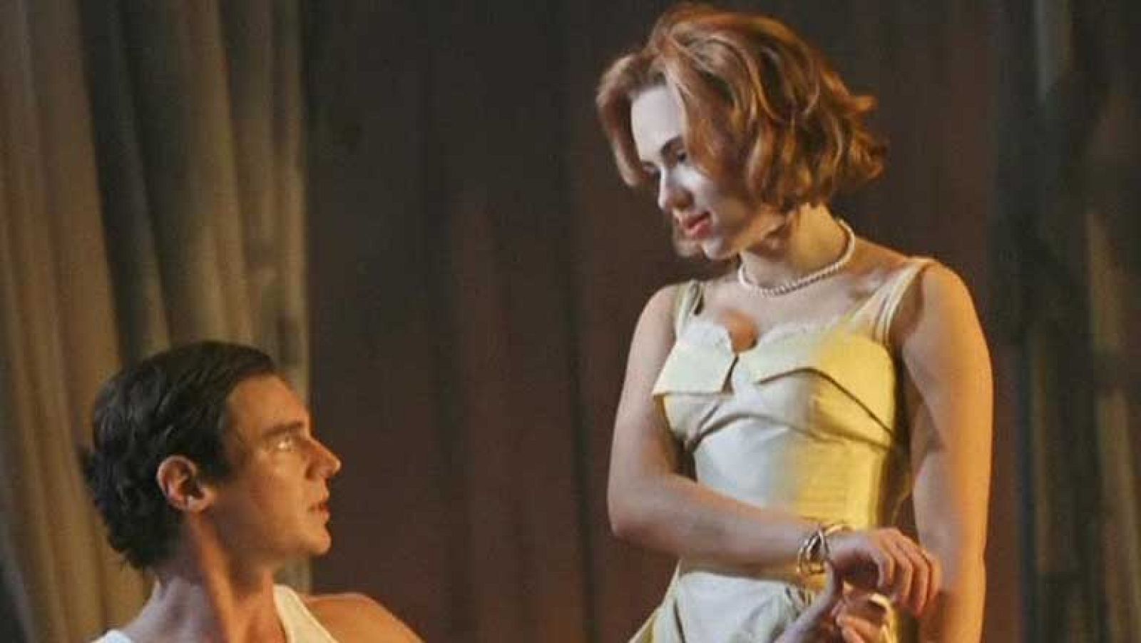 Scarlett Johansson  protagoniza en Broadway "La gata sobre el tejado de zinc"