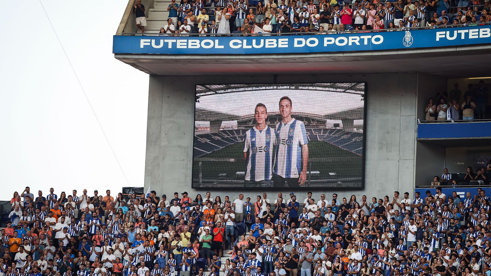 Oporto y Atlético de Madrid homenajean a Diogo Jota - Telediario Matinal | Ver