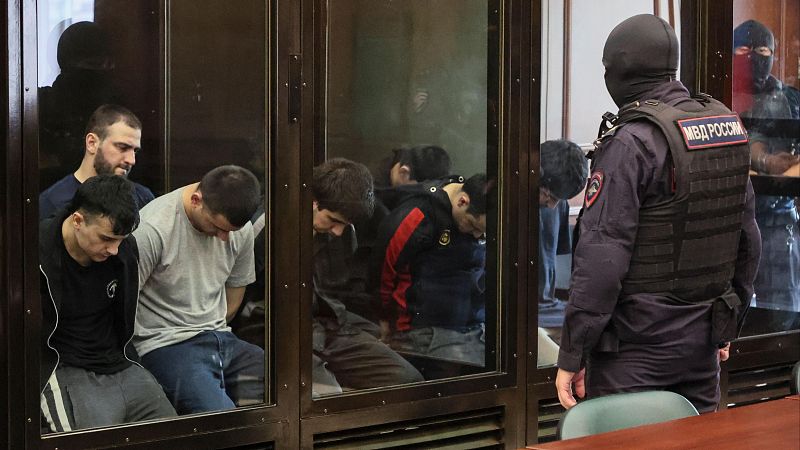 Comienza el juicio por el atentado en una sala de conciertos en Moscú mientras Rusia insiste en vincular a Ucrania