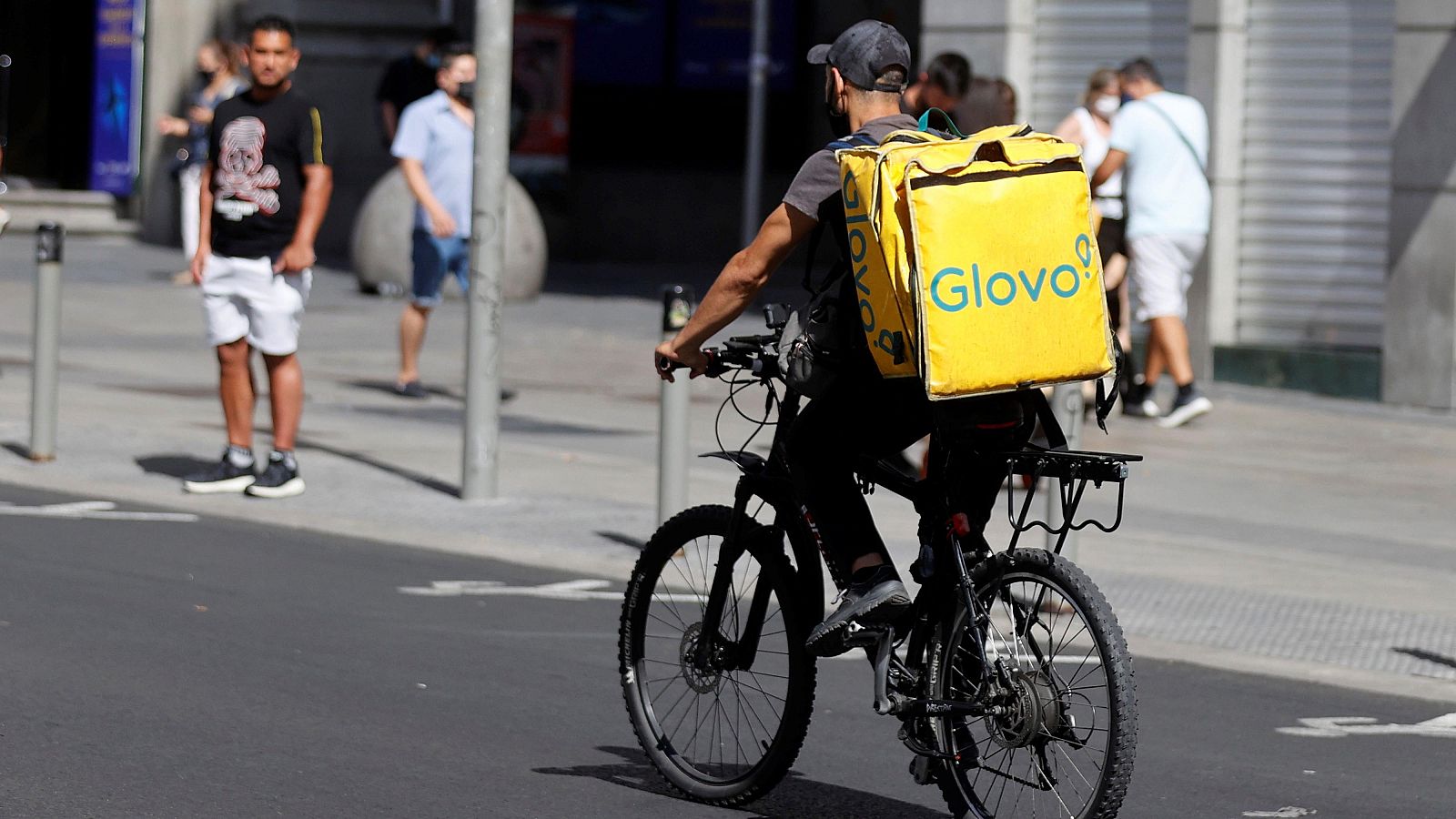 Glovo, multada por emplear a extranjeros sin permiso de trabajo | Ver