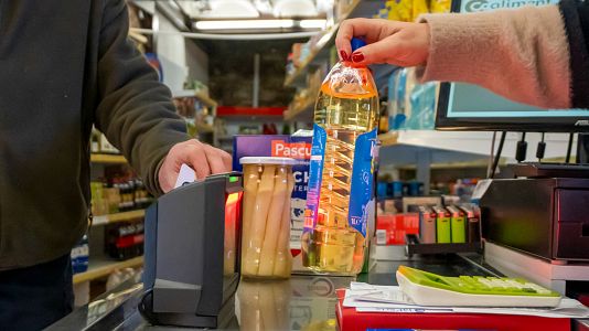 Las cajas autopago se extienden por los comercios y preocupan a los sindicatos