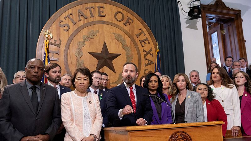 Los diputados demócratas abandonan Texas para evitar una reforma del mapa electoral - Telediario 1 | Ver