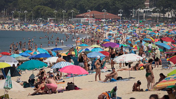 Telediario 1 - Madrugar para conquistar la primera línea de playa: una carrera que puede salir cara