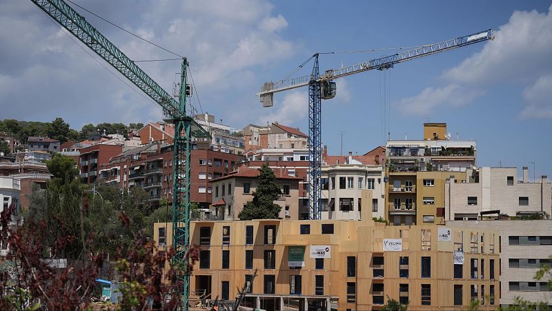 La compraventa de viviendas sube un 18% en junio y encadena 12 meses al alza - Telediario 1 | Ver