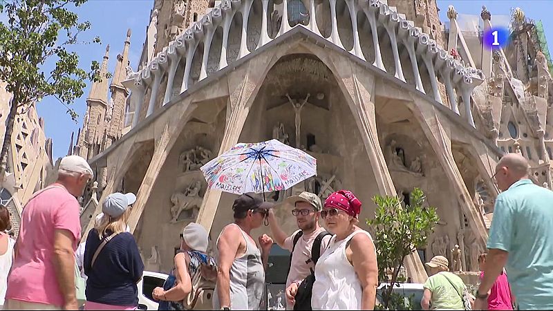 El paraigua es consolida com a aliat contra el sol d'estiu - L'Informatiu | Veure