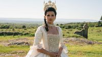 El 'look' de Victoria en la boda: una corona digna de la duquesa de 'Valle salvaje'