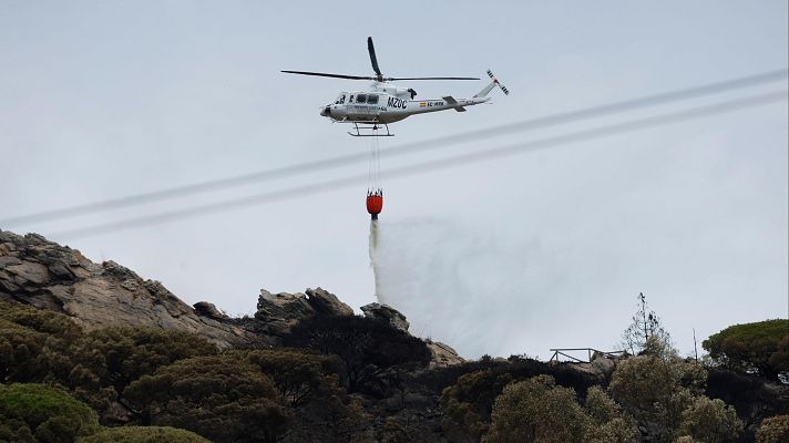 Telediario 1 - El viento dificulta la lucha contra el fuego en Tarifa