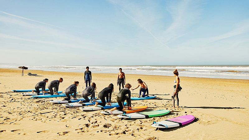 Probar playas y trabajar como animador en hoteles: los empleos más curiosos del verano