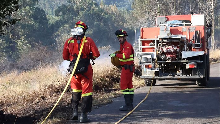Efectivos de la UME trabajan para extinguir el incendio forestal en Corme aldea, en el ayuntamiento de Ponteceso