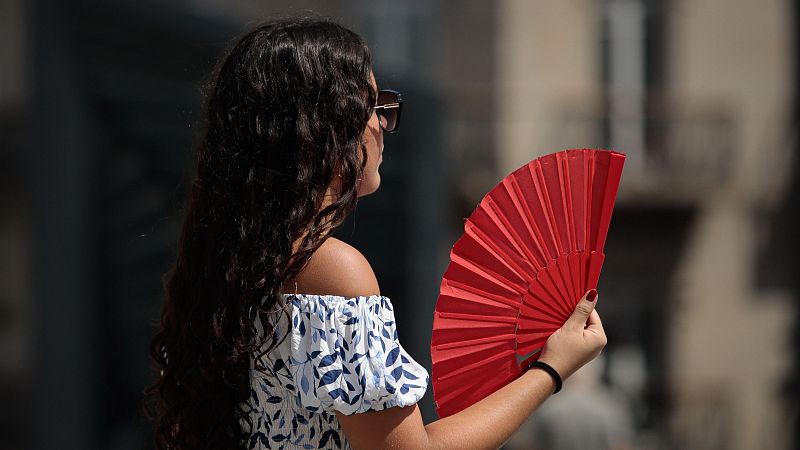 La ola de calor abrasa las ventas de los comercios - Telediario 2 | Ver