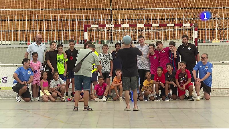 Infants sahrauís passen l'estiu a Catalunya amb famílies - L'Informatiu | Veure