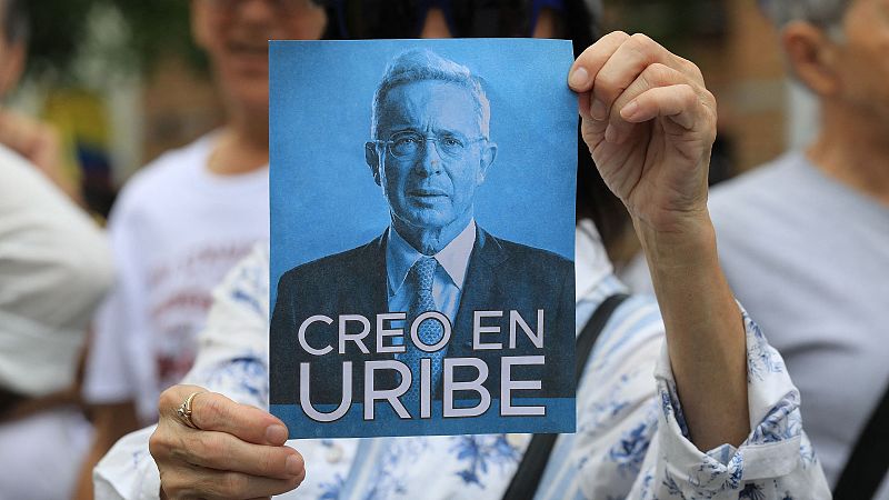 La derecha colombiana se lanza a las calles para protestar por la condena judicial al expresidente Álvaro Uribe