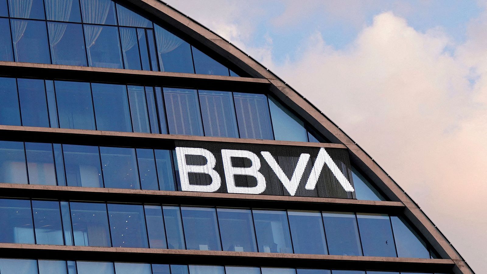 El BBVA revisa si mantiene la OPA sobre el Sabadell y hará pública su decisión en los próximos días | Ver
